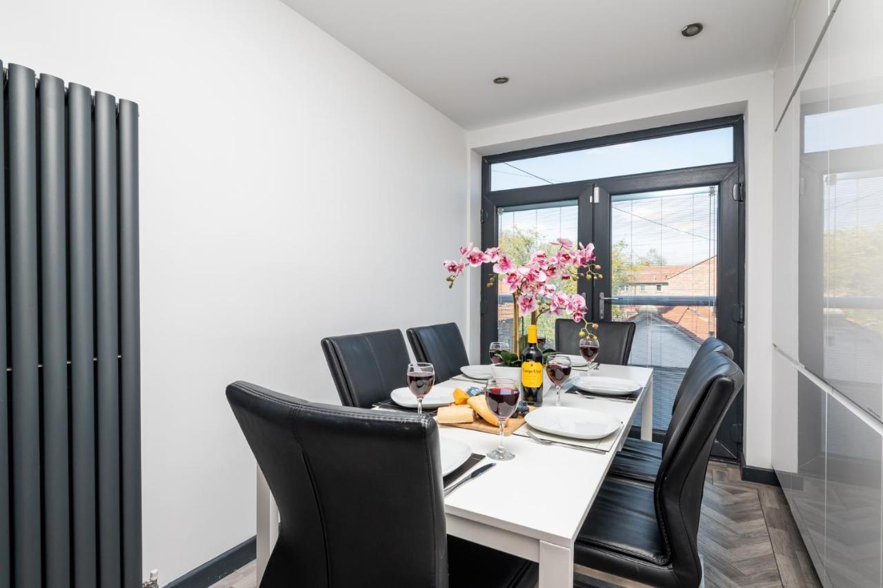 Modern Duplex Apt With 75 Inch Tv I Pass The Keys York Eksteriør billede