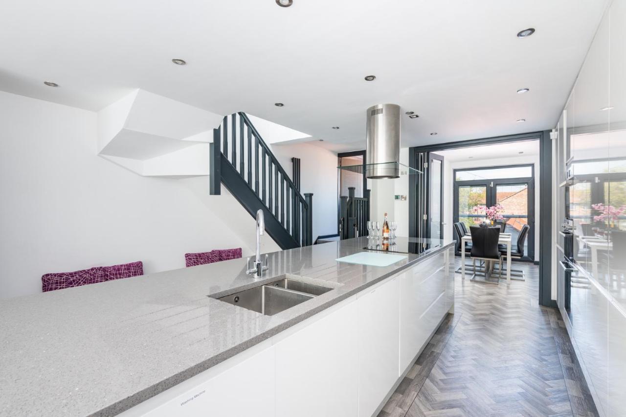 Modern Duplex Apt With 75 Inch Tv I Pass The Keys York Eksteriør billede