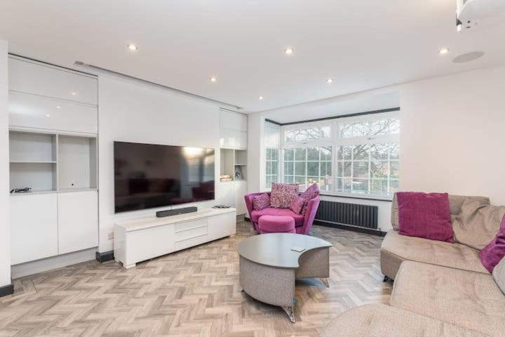 Modern Duplex Apt With 75 Inch Tv I Pass The Keys York Eksteriør billede